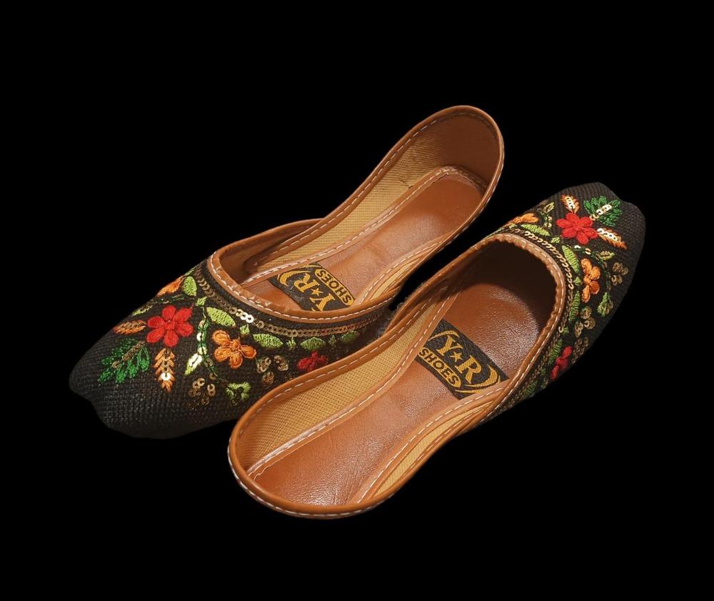 Women's PU Leather Embroidered Khussa