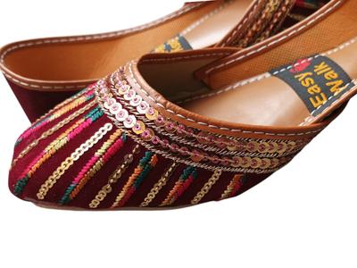 Women's Velvet Embroidered Semi-Formal Khussa